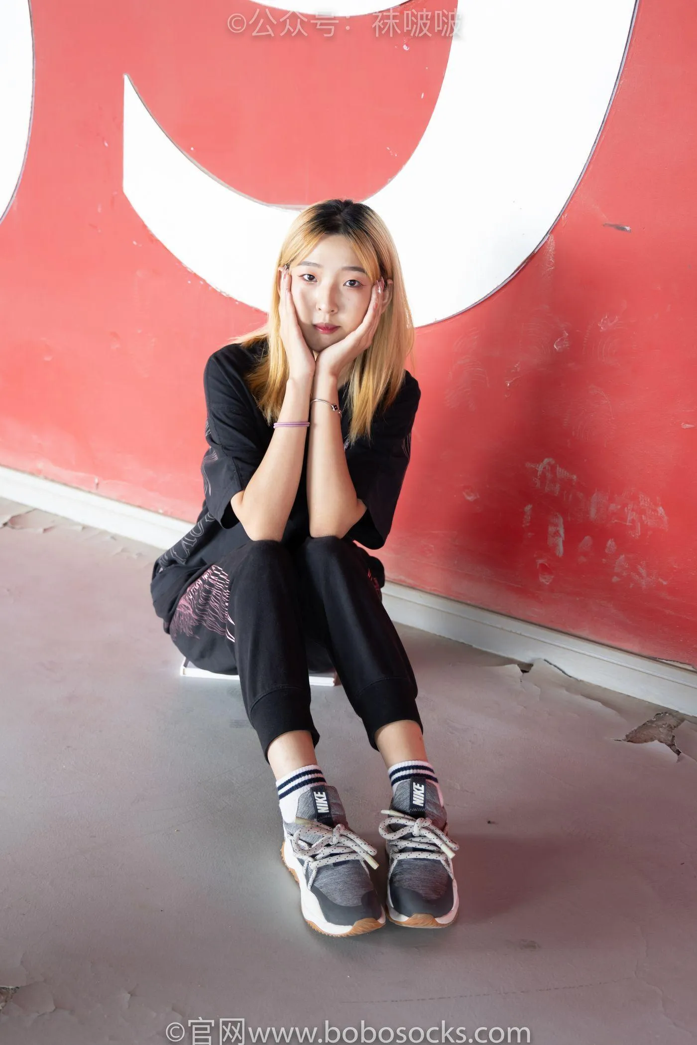 [BoBoSocks袜啵啵]NO.018 木木-运动鞋、白棉袜、裸足 [136P]插图2